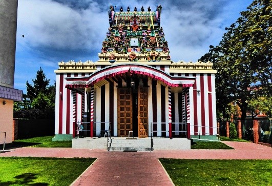 Frontansicht von dem Murugan Tempel, einem hinduistischen Tempel in Berlin.