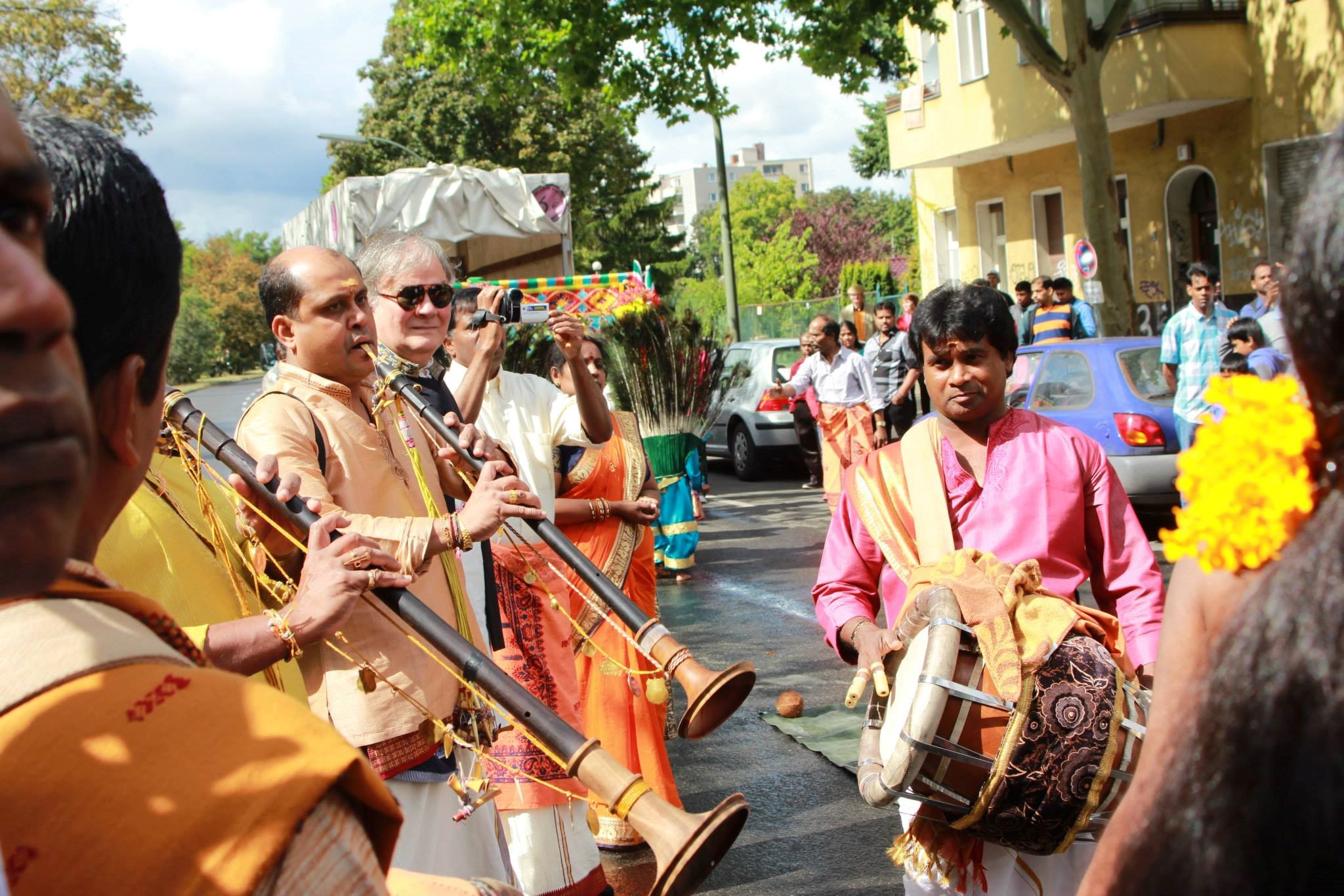 Musizierende in traditionellen Gewändern mit ihren Instrumenten.