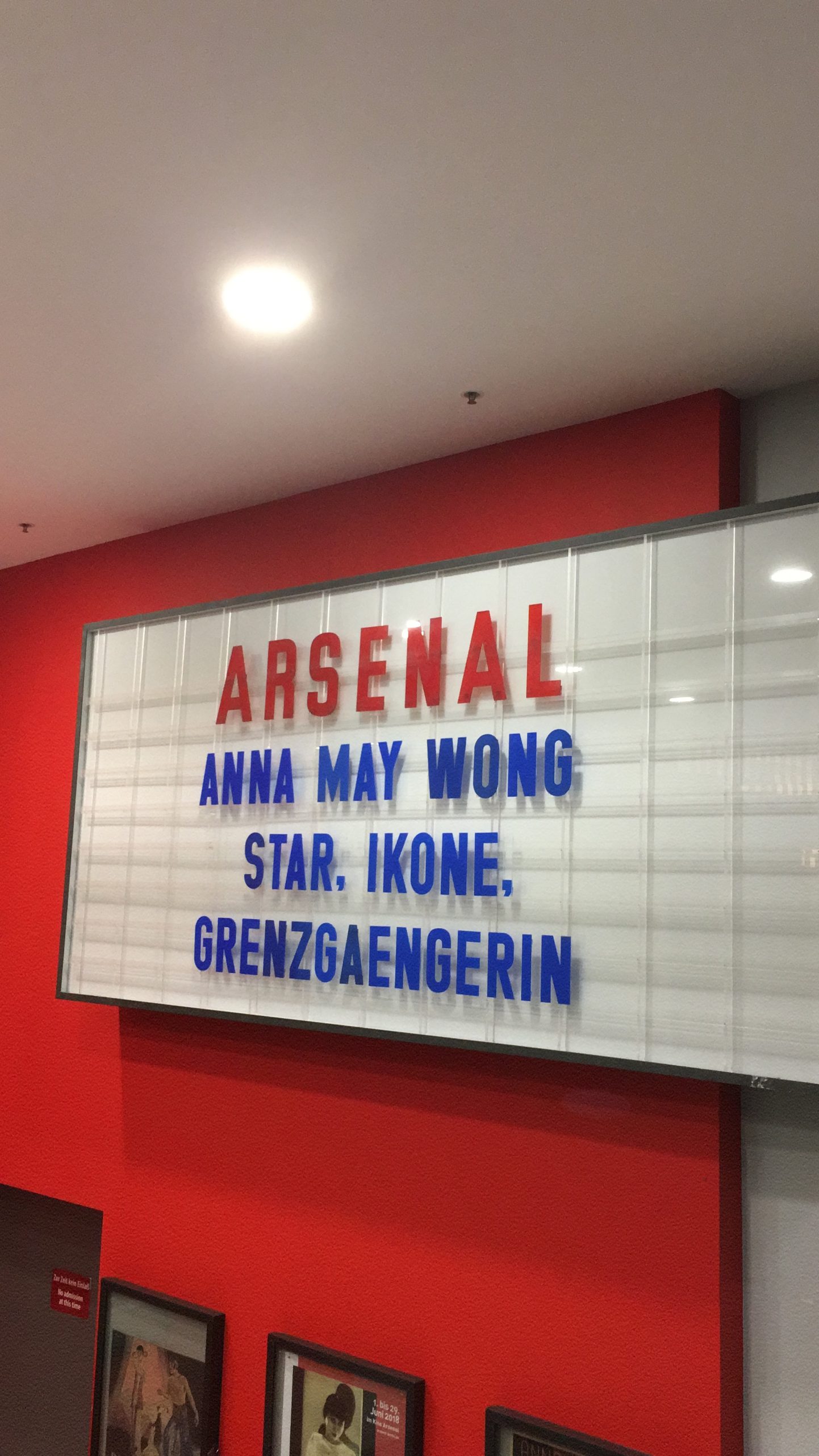 Eine weiße Filmplakette vom Kino Arsenal. Darauf steht “Anna May Wong, Star, Ikone Grenzgängerin”.