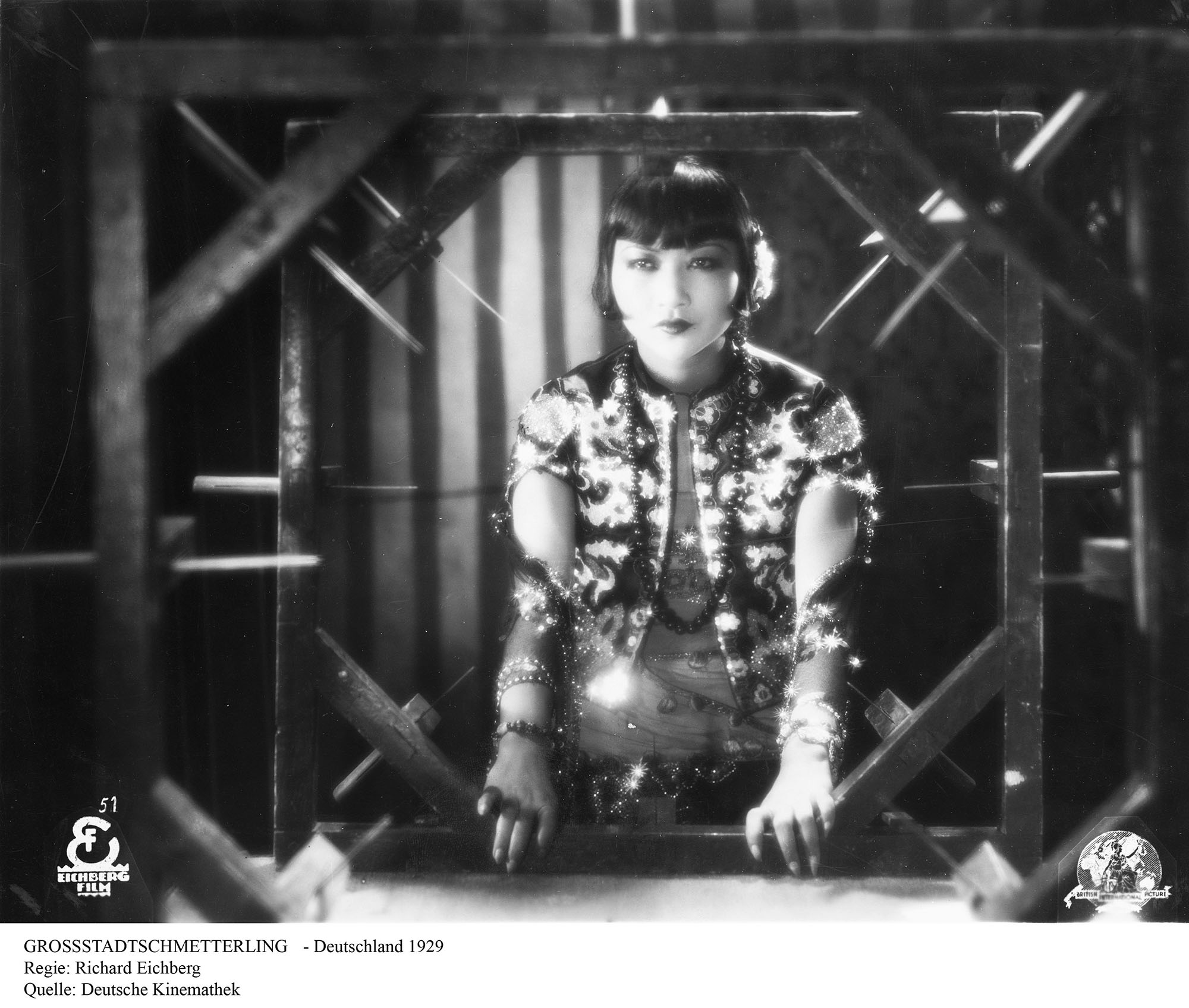 Eine schwarz-weiß Aufnahme von Anna May Wong aus dem Film “Großstadtschmetterling.”