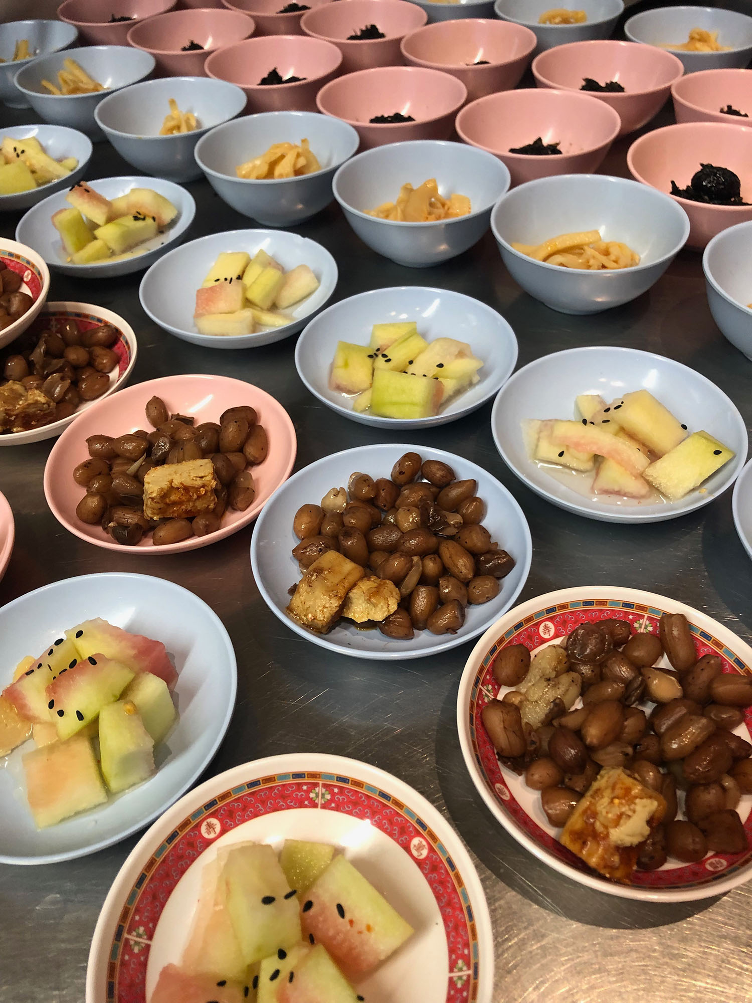 Ein Foto vom Rice is Life Event vom 19.05.2019 zeigt Früchte und Snacks auf hellblauen und rosanen Tellern.