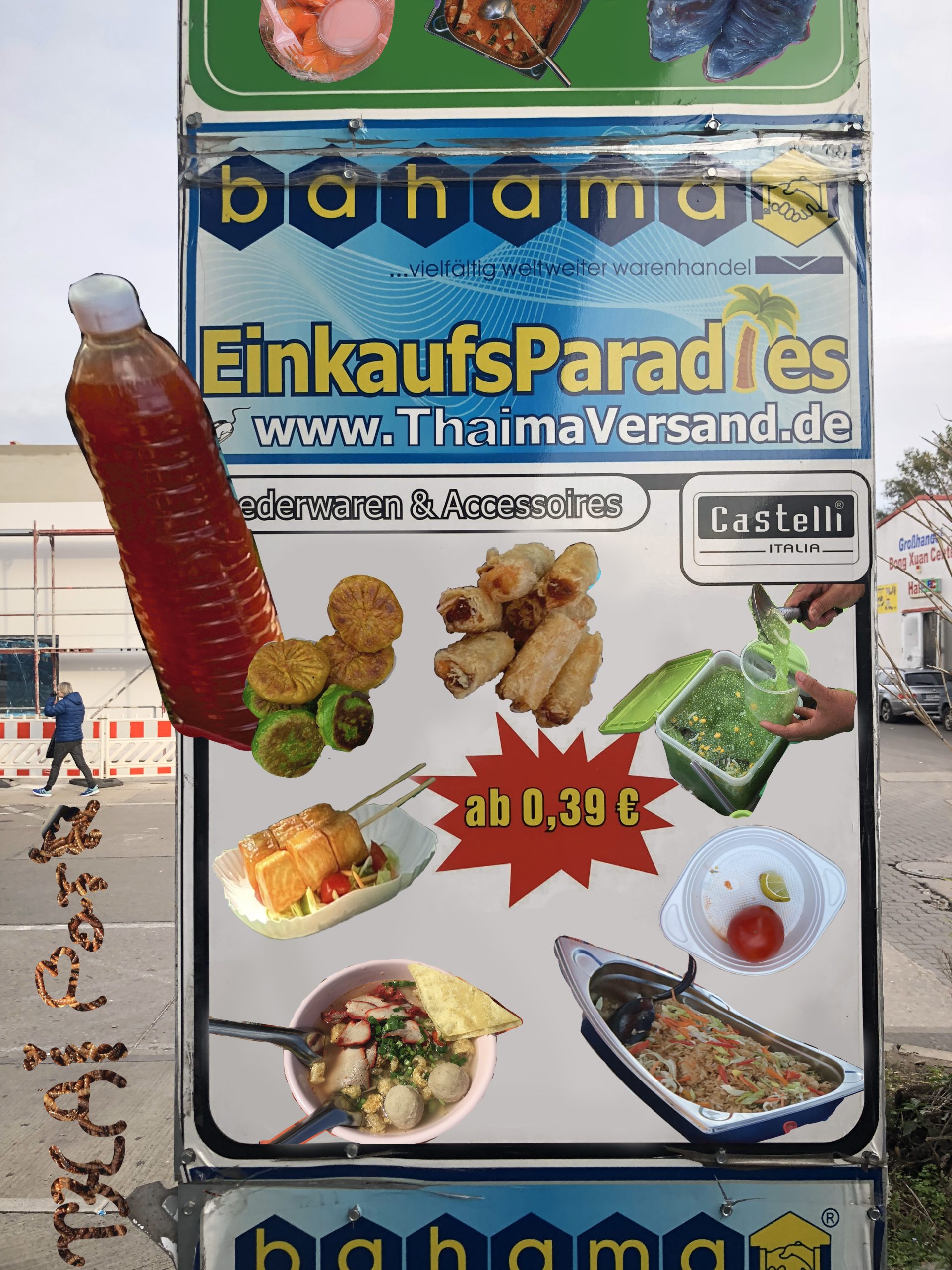 A sign in front of the Dong Xuan Center in Lichtenberg. On the sign different Asian food and a writing with “Thai Park” and a red sauce bottle are displayed. The sign says “bahama, diverse worldwide merchandise trade, shopping paradise, www.ThaimaVersand.de, Castelli italia, from 0,39€”.